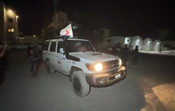 مركبات الصليب الأحمر خلال نقل المعتقلين المفرج عنهم