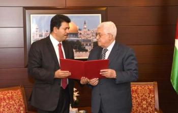 الرئيس عباس خلال لقاءه السفير التونسي