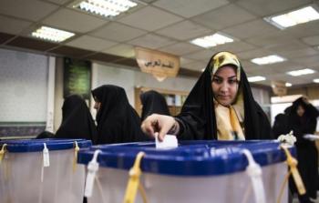 ناخبة إيرانية تدلي بصوتها في انتخابات مجلس الشورى