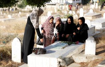  زيارة المقابر بأول أيام عيد الفطر في غزة