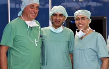 الأطباء الفلسطينيون مع مدير مستشفى امرلاند