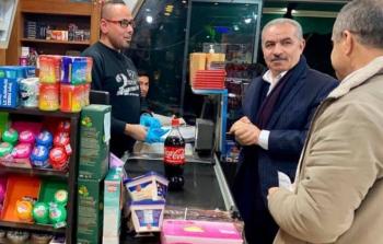 رئيس الوزراء الفلسطيني محمد اشتية يجري جولة على عدد من المحال التجارية في رام الله