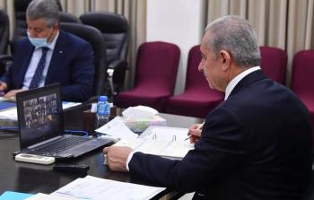 محمد اشتية خلال جلسة مجلس الوزراء اليوم