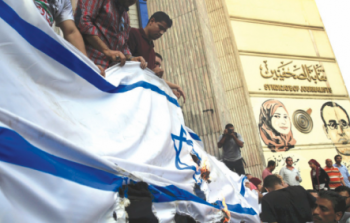 مصريون يمزقون العلم الاسرائيلي