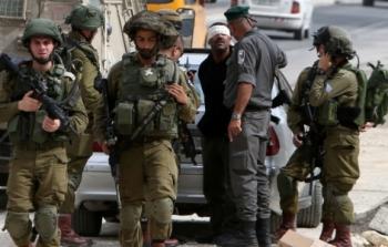 الاحتلال يعتقل فلسطينيا