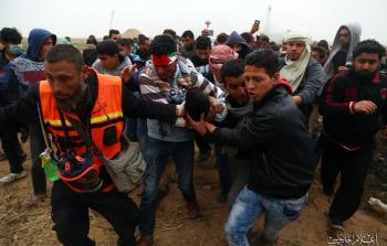 نقل احدى الاصابات في مليونية الأرض والعودة شرق غزة