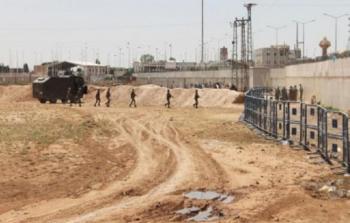 الاحتلال يبنى سياج إلى جانب الجدار الاسمنتي -توضيحية-