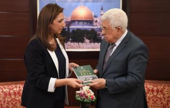 الإحصاء يسلم الرئيس عباس كتاب القدس السنوي