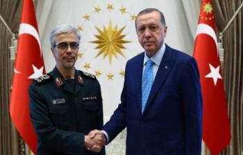الرئيس التركي رجب طيب أردوغان (يمين) خلال استقباله رئيس هيئة الأركان الإيرانية الجنرال محمد باقري في أنقرة (الأناضول)