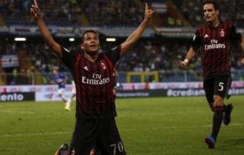 اللاعب كارلوس باكا يحتفل بهدف ميلان