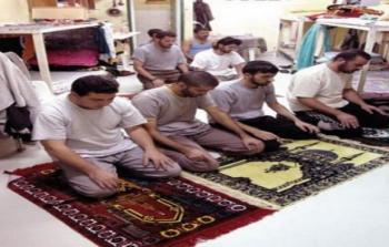 اسرى يؤدون الصلاة في سجون الاحتلال 