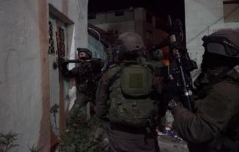 مداهمة منازل في الخليل واعتقال عدد من الفلسطينيين