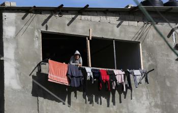 مواطن من قطاع غزة يقف على شرفة منزله