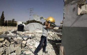 فلسطيني يهدم منزله بأوامر إسرائيلية