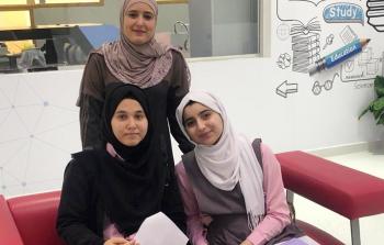 صورة للطالبات الفائزات عن مدارسهم في مسابقة دولة قطر 