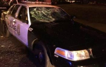 رجل شرطة أصيب في رأسه بعدما ألقيت عليه قطعة من الحجارة من نافذة سيارة شرطة