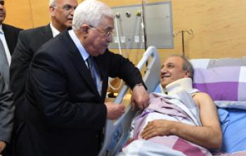 الرئيس أثناء زيارة اللواء ماجد فرج في المستشفى الاستشاري في رام الله.