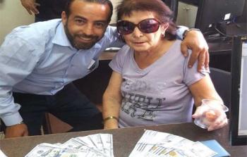 فلسطيني يعثر على حقيبة مليئة بالأوراق النقدية