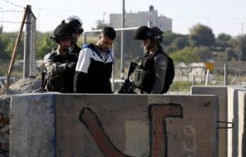 جنود الاحتلال يعتقلون شابا فلسطينيا عند أحد الحواجز 
