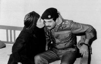 سيدة عراقية تقبل صدام حسين
