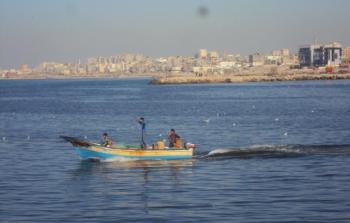 صيادو غزة يصطادون في البحر -ارشيفية-
