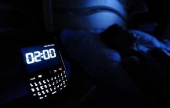 استخدام الهاتف المحمول بعد إطفاء الأضواء يسبب المزيد من الأرق