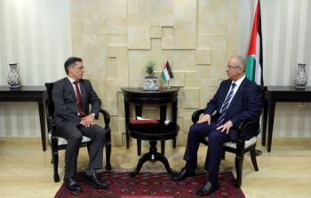 رامي الحمد الله و ممثل سويسرا لدى فلسطين بول جارنييه