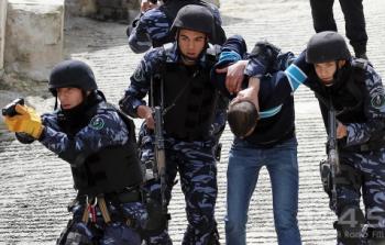 الشرطة الفلسطينية تلقي القبض على مطلوب - ارشيف