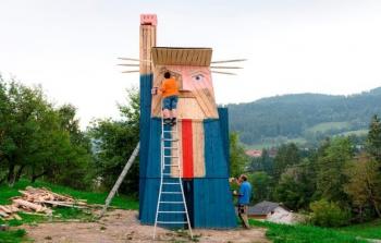 تمثال خشبي للرئيس الأمريكي دونالد ترامب