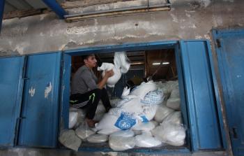 لاجئ في مركز توزيع المواد التموينية في غزة - APAimages