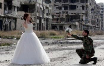 زوجان سوريان يحتفلان بزفافهما فى حمص