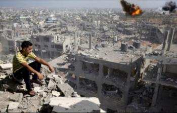 فتى فلسطيني يجلس على انقاض منزله بغزة