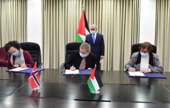 جانب من توقيع الاتفاقيتين مع ممثلة النرويج