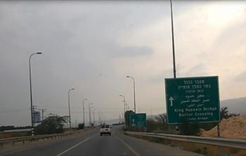 طريق مؤدية إلى جسر الملك حسين الرابط بين الأردن والضفة الغربية 