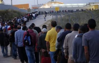 العمال الفلسطينيون يجبرون على دفع أموال للحصول على تصاريح