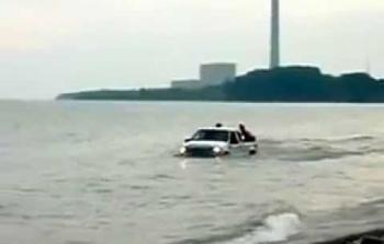 سقوط سيارة تحمل سعوديات في البحر 