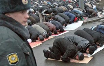 مسلمون يؤدون صلواتهم في روسيا