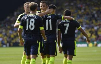 لاعبو آرسنال يحتفلون بأحد الأهداف