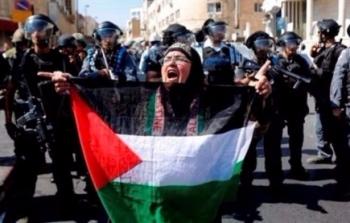 فلسطينيات يواجهن القوات الإسرائيلية
