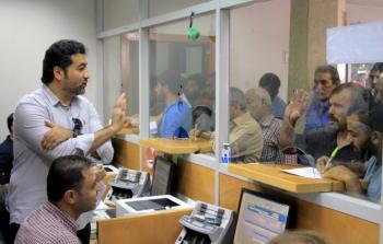 خالد الحردان نائب السفير العمادي يتفقد عملية صرف المنحة القطرية 100 دولار في غزة