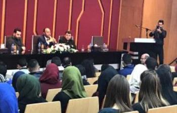 زملط خلال محاضرة سياسية في الجامعة العربية الأمريكية في جنين 
