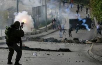 جندي إسرائيلي يطلق النار على شبان فلسطينيين