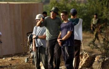 مستوطنون يسرقون الزيتون من أراضي المواطنين