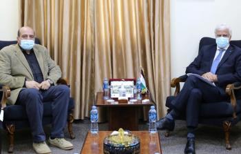 الوزير عورتاني خلال لقائه ممثل بعثة التعاون الفلسطيني الأوروبي نضال جيوسي