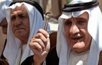 لاجئون فلسطينيون يحملون مفتاح العودة