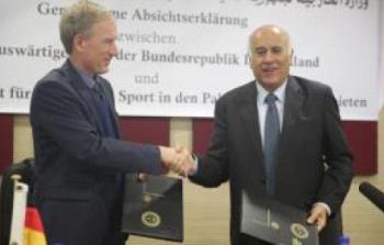 الرجوب يوقع مع ممثل المانيا أول اتفاقية تعاون في المجال الرياضي