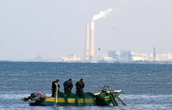 مركب صيد فلسطيني في عرض البحر