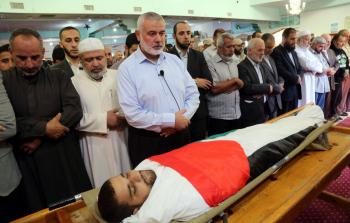 هنية يصلي على جثمان الشهيد مصطفى عودة