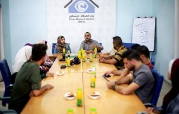 تسليم شهادات دورة التصوير الصحفي الفوتوغرافي