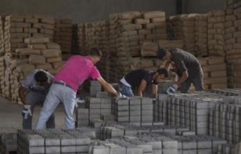 عمال يعملون في أحد مصانع الباطون بغزة